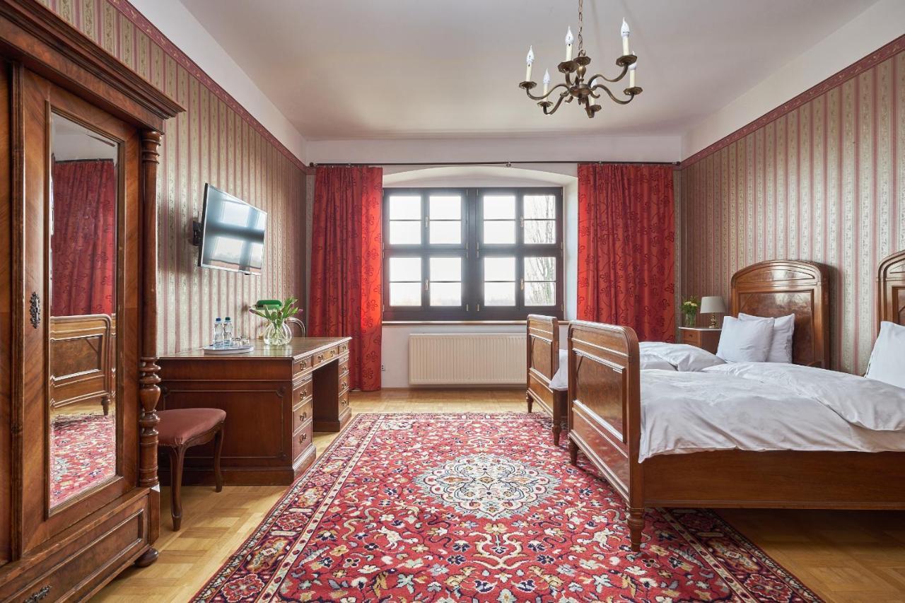 Boutique Palac Warmatowice Sienkiewiczowskie Legnica Exteriör bild