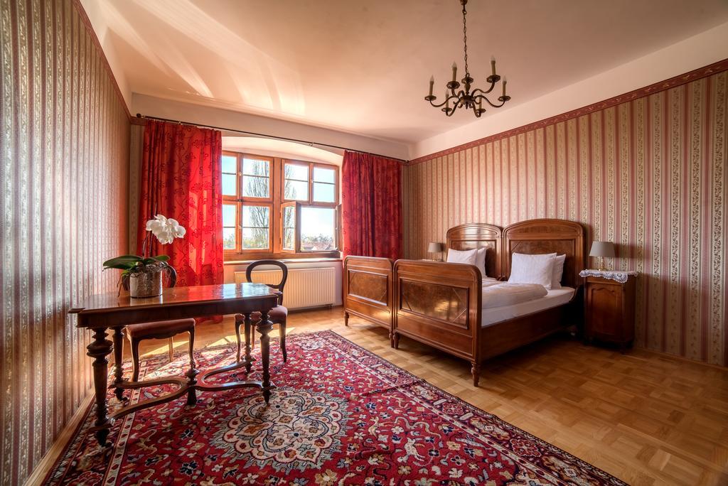 Boutique Palac Warmatowice Sienkiewiczowskie Legnica Exteriör bild